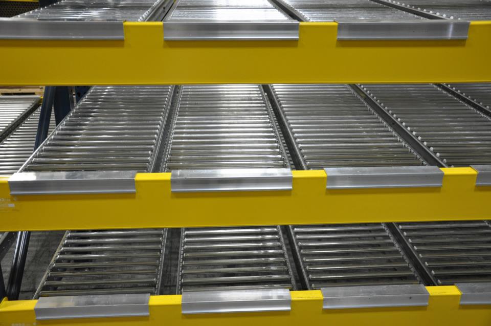 Carton flow rack with inclined wheel beds