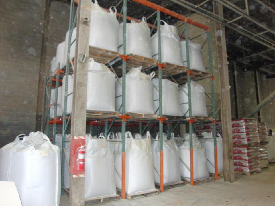 Drive in pallet rack bays with load rails
