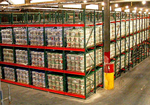Pallet flow rack lanes with gravity rollers