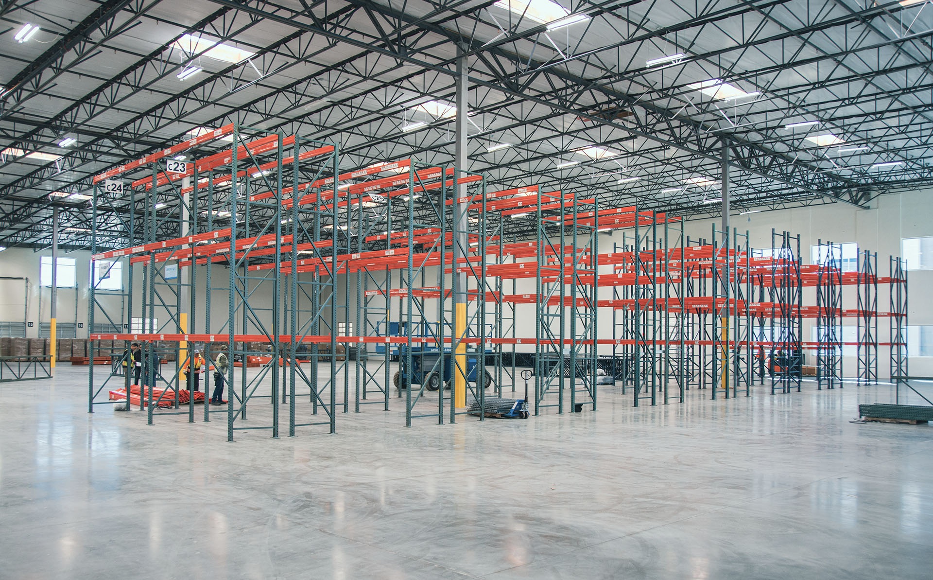 Selective pallet rack row with wire decking on each level